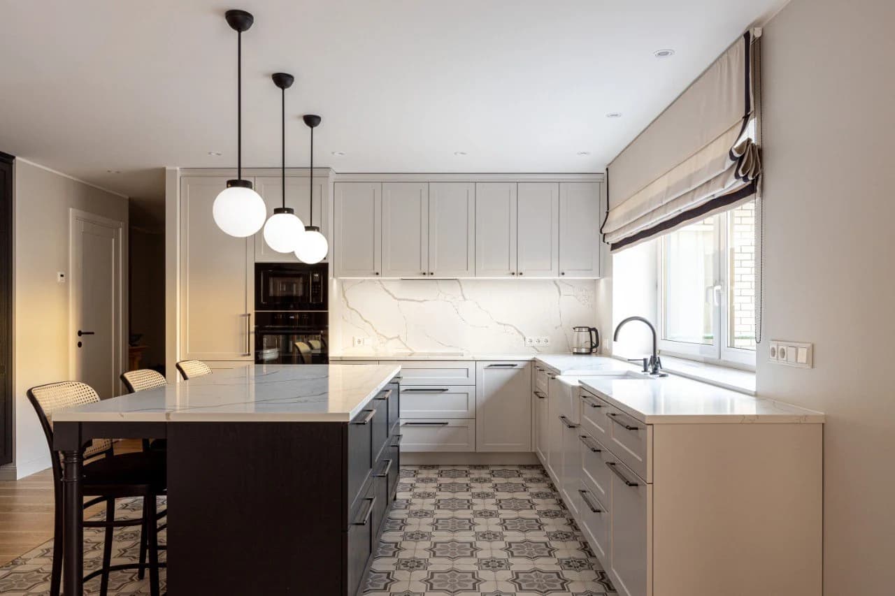 Stenbänkskiva i ett modernt svenskt kök