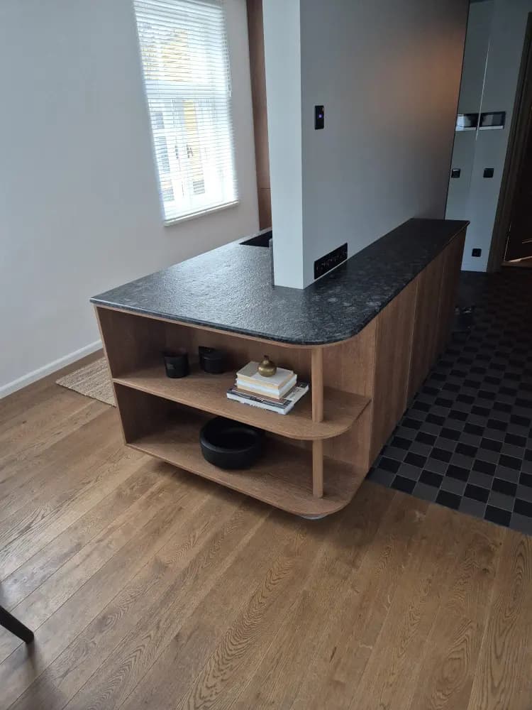 Mörkt granitbord i Stockholms innerstad