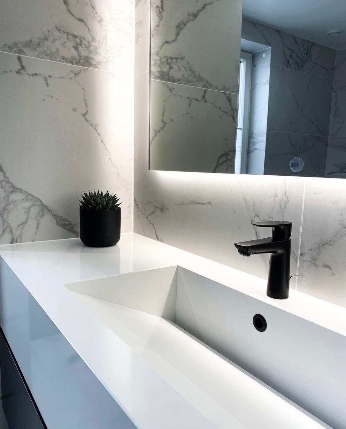 Måttillverkad stenbänkskiva i ett modernt badrum