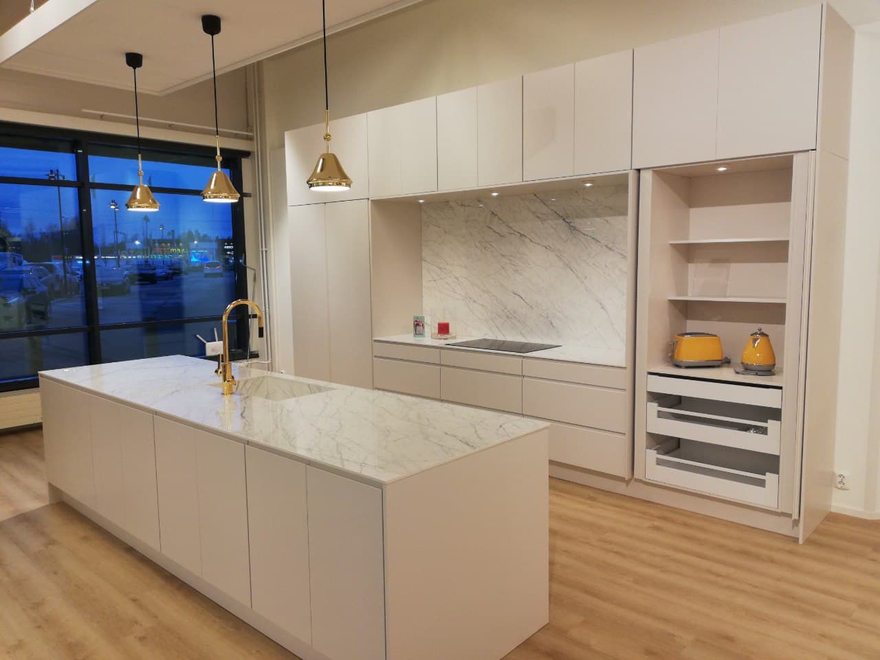 Närbild på naturlig stenbänkskiva i granit i ett svenskt kök