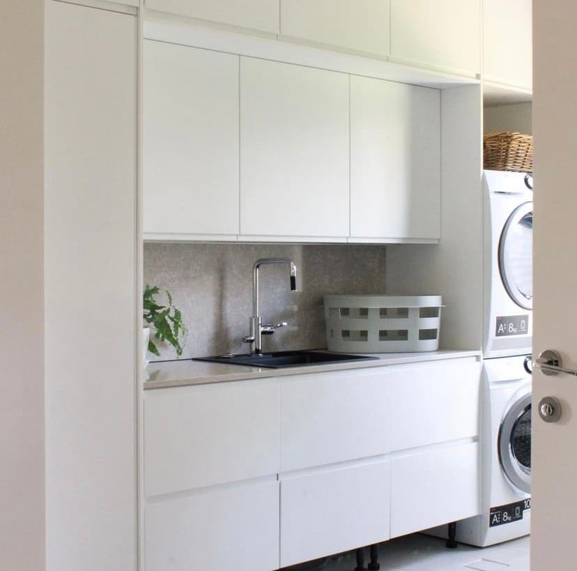 Hantverkare som monterar en stenbänkskiva